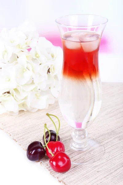 Стакан коктейля на столе на светлом фоне — стоковое фото