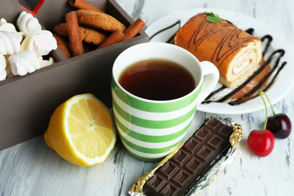 Tazza di tè e dolci da vicino — Foto Stock