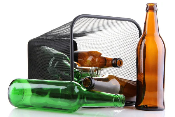 Glassflasker i resirkuleringsbeholder isolert på hvite – stockfoto