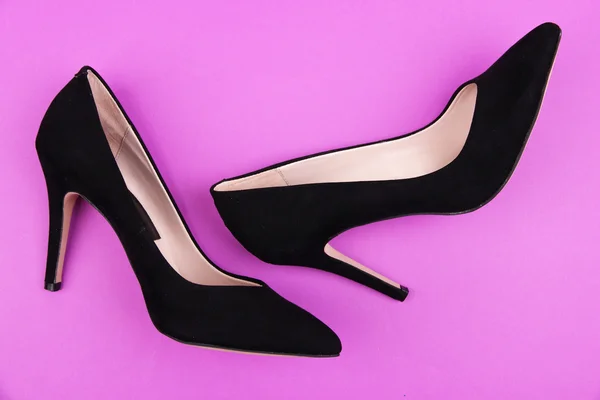 Piękne czarne damskie buty, na fioletowym tle — Zdjęcie stockowe