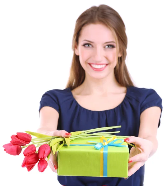 Aantrekkelijke vrouw met doos van de gift en bloemen, geïsoleerd op wit — Stockfoto