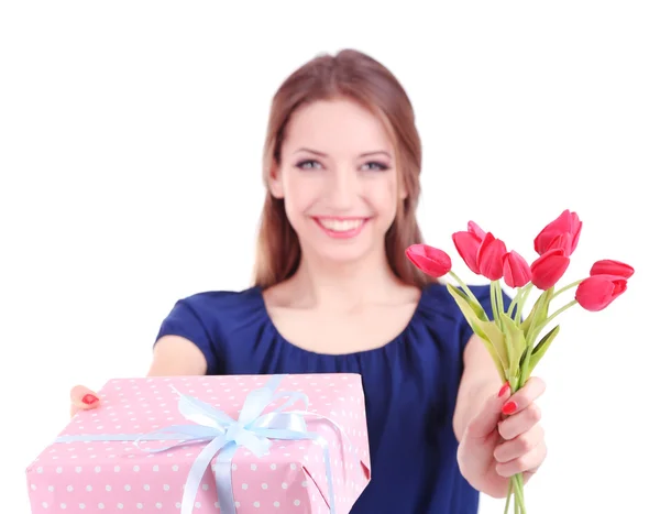 Приваблива жінка з подарунковою коробкою і квітами, ізольована на білому — стокове фото
