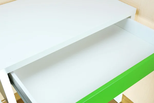 Tisch mit offener leerer Schublade — Stockfoto