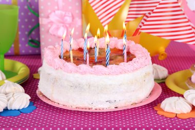 Festival pasta doğum günü kutlama süslemeleri için tablo üzerinde