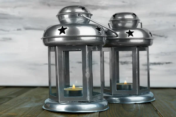 Decoratieve metalen lantaarn op houten tafel op houten achtergrond — Stockfoto