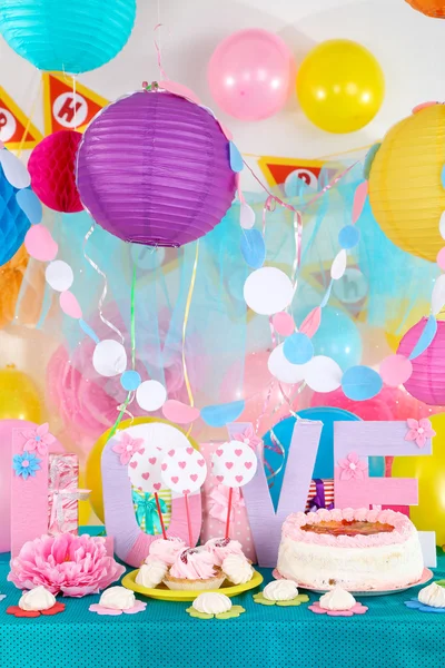 Fiestas de mesa para el cumpleaños en decoraciones de celebración — Foto de Stock