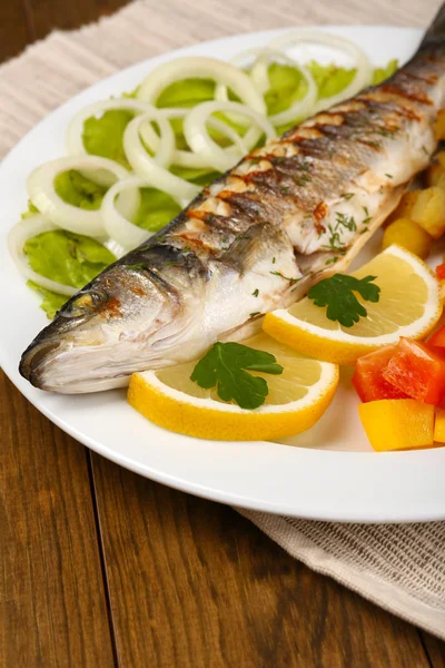 Nefis ızgara balık plaka üzerinde tablo yakın çekim