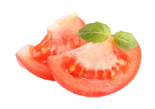 Scheiben frischer Tomaten mit Basilikum, isoliert auf weiß — Stockfoto