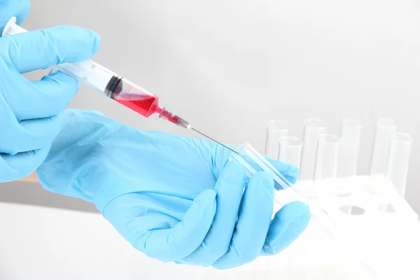 注射血液样本在试管分析中，孤立的白色衬底上的技术员 — 图库照片