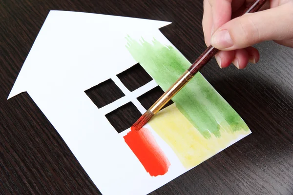 Cabina de papel para colorear de mano femenina, sobre fondo de madera — Foto de Stock