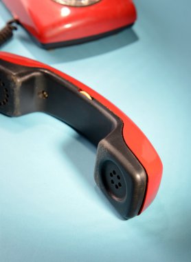 renkli arka plan üzerinde kırmızı retro telefon