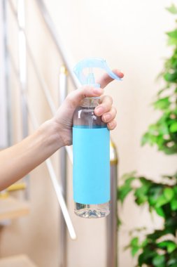 toz boya spreyi el yakın çekim