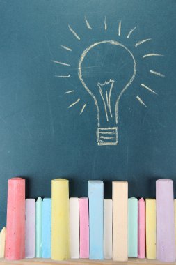 renkli tebeşirler ve okul masa çizimi