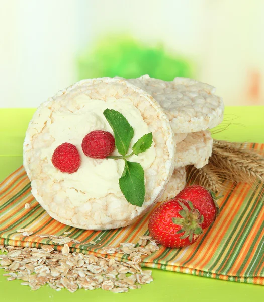 Smakelijke knäckebröd met bessen, op groene tafel — Stockfoto