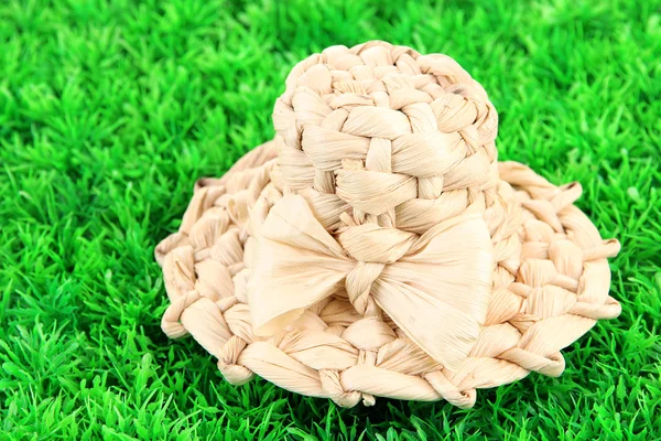 Small straw hat on green grass — Stock Photo, Image