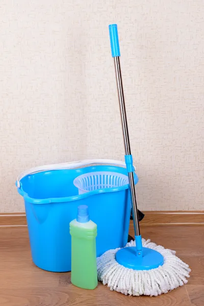 Różne narzędzia do czyszczenia podłogi w pokoju — Zdjęcie stockowe