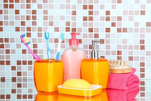 Cosmetici e accessori da bagno su sfondo piastrelle a mosaico — Foto Stock