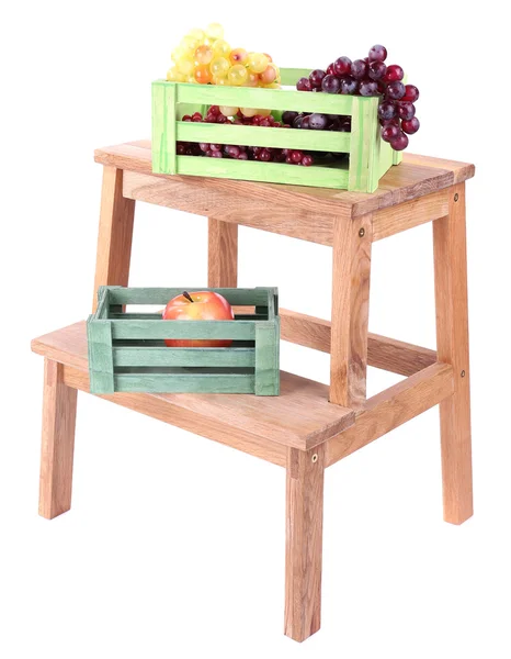 Caja de madera con frutas, en una pequeña escalera de madera, aislada en blanco —  Fotos de Stock