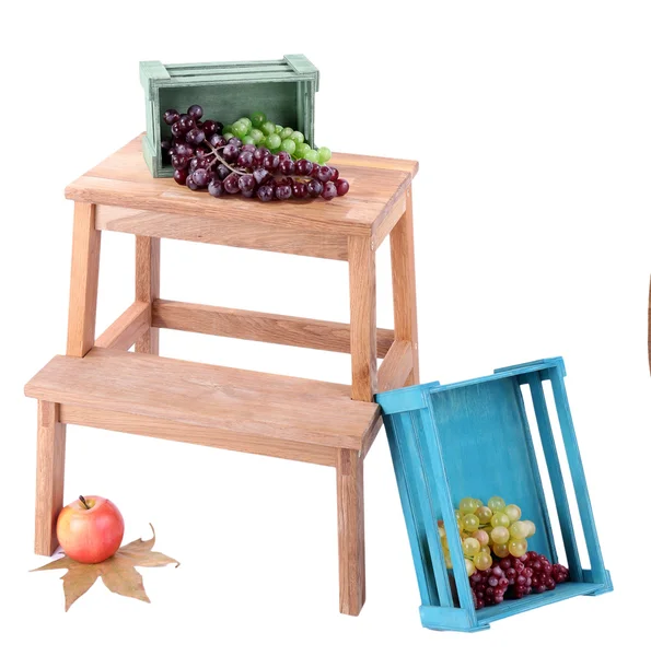 Caja de madera con frutas, en una pequeña escalera de madera, aislada en blanco — Foto de Stock