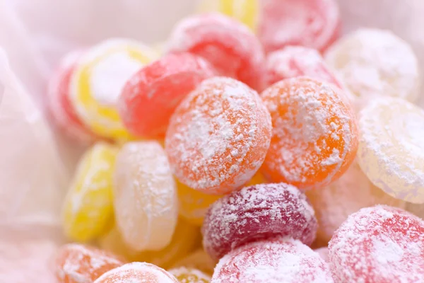 Słodkie cukierki multicolor na papierze, z bliska — Zdjęcie stockowe