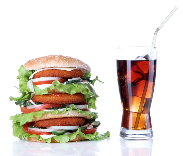 Grote hamburger en glas koud drankje, geïsoleerd op wit — Stockfoto