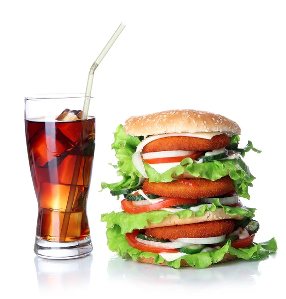 Hambúrguer enorme e copo de bebida fria, isolado em branco — Fotografia de Stock