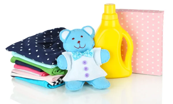 Secadora suavizante y polvo de lavado con ropa para niños aislada en blanco — Foto de Stock