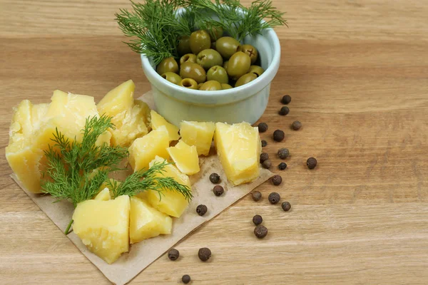 パルメザン チーズ、新鮮なハーブとオリーブの木製の背景 — ストック写真