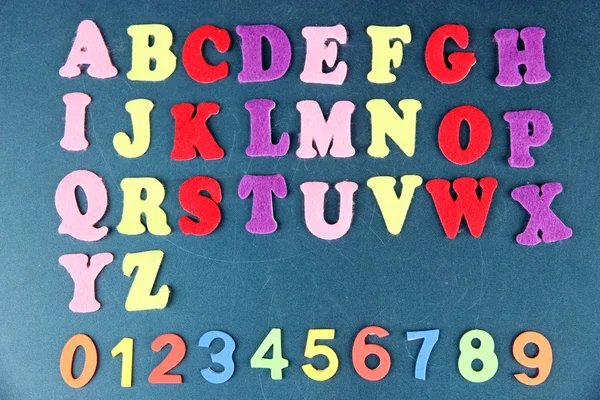 Engelska alfabetet och siffror på skolan skrivbord bakgrund — Stockfoto