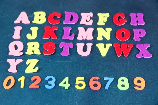 Engelse alfabet en cijfers op school Bureau achtergrond — Stockfoto