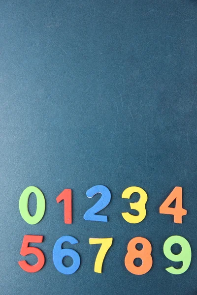 Kolorowe numery na tle biurko szkoły — Zdjęcie stockowe