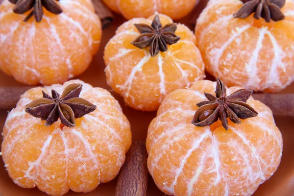 Zralé sladké mandarinky a koření na barvu štítku, detail — Stock fotografie
