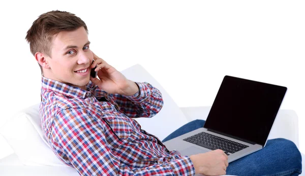 Cara falando no telefone no sofá no fundo branco — Fotografia de Stock