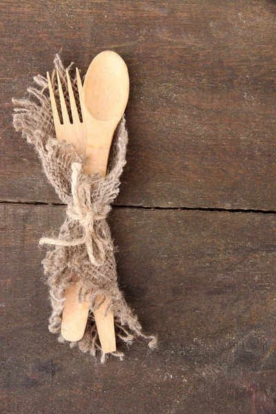 Cuchara y tenedor sobre mesa de madera — Foto de Stock