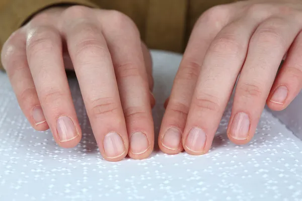 Blinde vrouw Lees boek geschreven in braille — Stockfoto