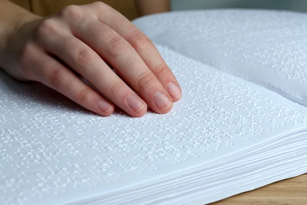 Τυφλή γυναίκα διαβάσει βιβλίο γραμμένο στη γραφή braille — Φωτογραφία Αρχείου