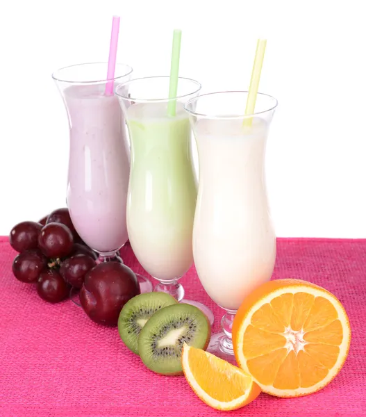 Batidos de leche con frutas sobre la mesa sobre fondo blanco — Foto de Stock