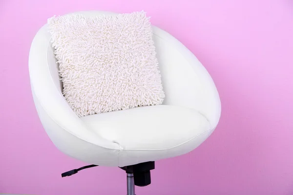 Silla moderna en la habitación sobre fondo rosa —  Fotos de Stock