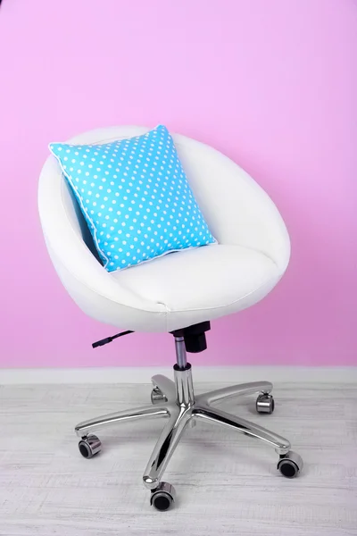 ピンクの背景の部屋でモダンな椅子 — ストック写真