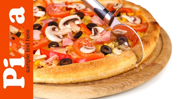 Aromatyczna pizza makro na białym tle — Zdjęcie stockowe