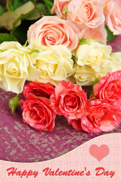 Красивые красочные розы крупным планом, на цветном фоне — стоковое фото