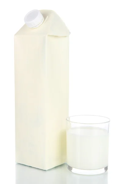 Boîte de lait isolée sur blanc — Photo