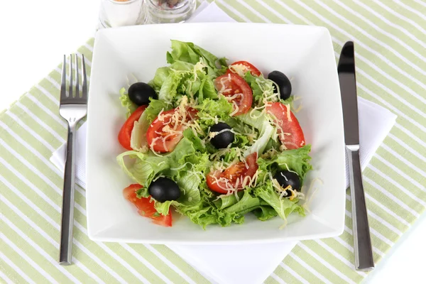 Lichte salade op plaat op servet — Stockfoto