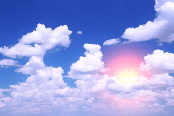 Modrá obloha s mraky a sluncem — Stock fotografie