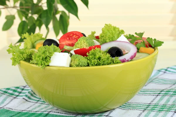 Salada grega na placa na mesa no fundo claro — Fotografia de Stock