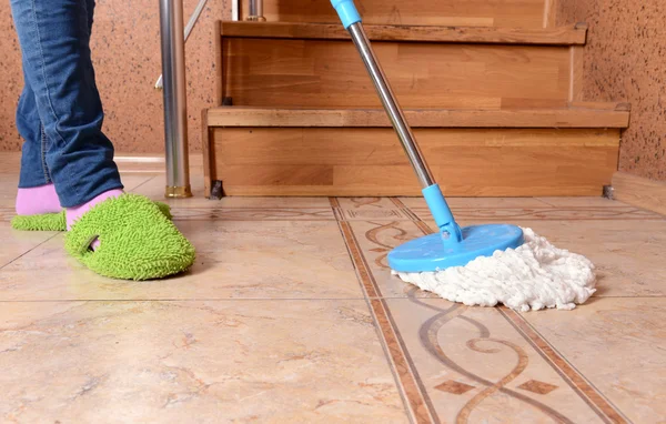 Limpieza de la casa con fregona — Foto de Stock