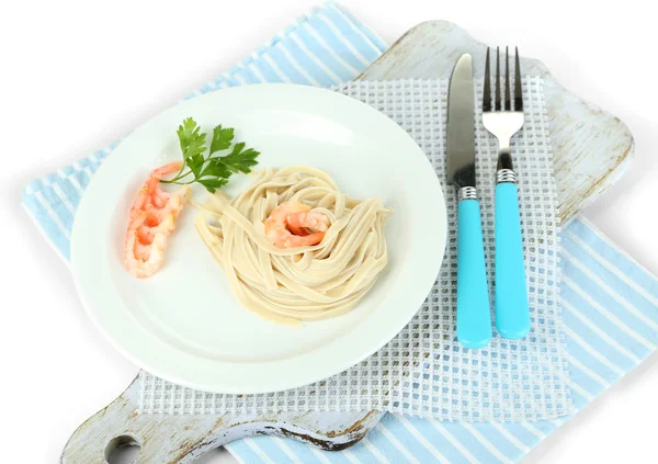 Nudeln mit Garnelen auf weißem Teller, isoliert auf weißem Teller — Stockfoto