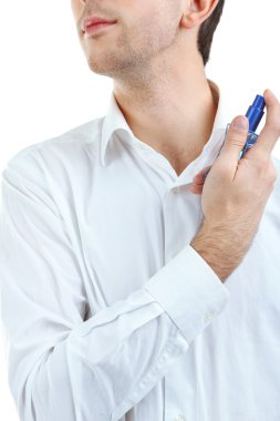 beyaz izole parfüm kullanma yakışıklı genç