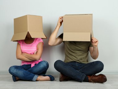 karton kutular üzerinde başlarını duvara yakın katta oturan Çift