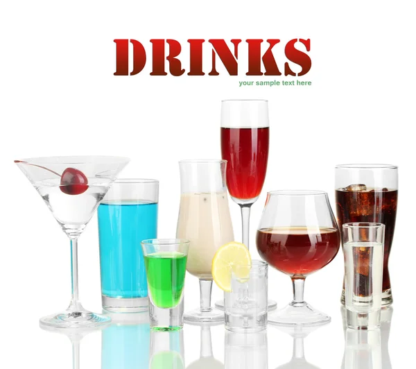 Verscheidenheid aan alcoholische drankjes geïsoleerd op wit — Stockfoto